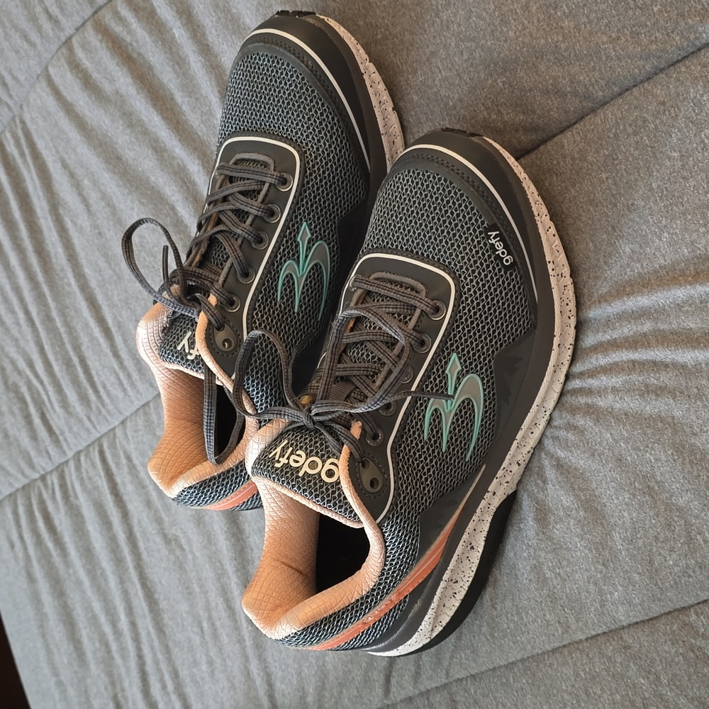 GDEFY women's shoes 9.5